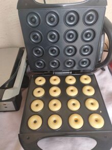 16 Donut Maker, 1400W, Capable Of Baking 16 Small Donuts At The Same Time, With A Non Stick Surface And A Diameter Of About 5CM. It Is A Multifunctional Children's Snack Machine That Can Make Mini Dessert Snacks. It Has Double-Sided Heating, Black Color, And Can Quickly And Evenly Bake In A Few Minutes. It Is Very Suitable For Family Breakfast Machines And Is Plug Type