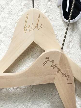2pcs/Set Wedding Decoration Groom/Bride Wooden Hanger Wedding Engagement Honeymoon Travel Wife Gift Bachelorette Party Bridal Shower