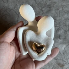 1 bức tượng trang trí nghệ thuật ôm nhau mạ vàng thu nhỏ, thích hợp cho tủ rượu và sảnh vào, đồ thủ công bằng gốm sứ làm quà tặng tốt nhất - trắng - Xem 2