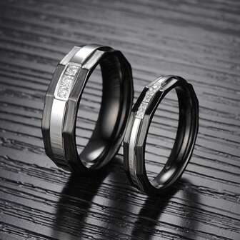 1件经典珠宝不锈钢防水黑银戒指，镶嵌5A级锆石，男女情侣款