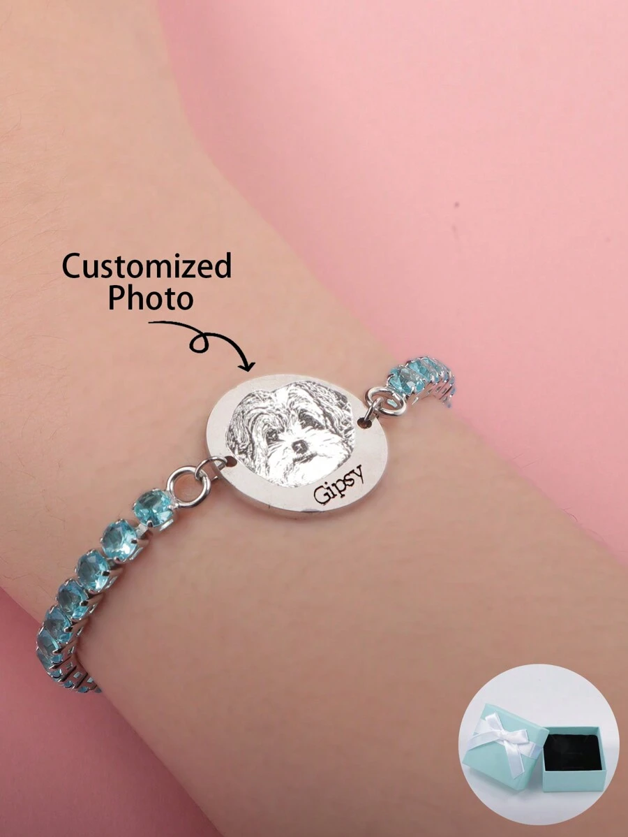 Chân dung thú cưng bằng đá Cubic Zirconia màu xanh lam được cá nhân hóa theo hình ảnh phác thảo Vòng tay có mặt dây chuyền tròn có khắc chữ ở mặt sau: Hoàn hảo cho món quà ngày của mẹ, quà tặng ngày lễ tình nhân, sinh nhật, kỷ niệm, tốt nghiệp, Giáng sinh, quà tặng gia đình cho bạn bè, bạn cùng lớp. - Màu xanh lam - Xem 1