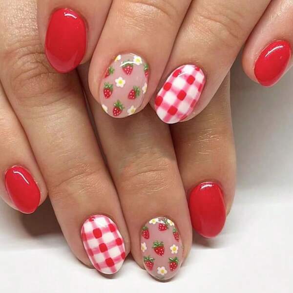 24pcs Short Oval Shiny Plaid, Strawberry, And Flower Patterned False Nails For Early Spring, Sweet & Fresh Style, With Jelly Glue And Nail File, European And American Style Foreign Trade Nail Accessories Press On Nails Nail Supplies