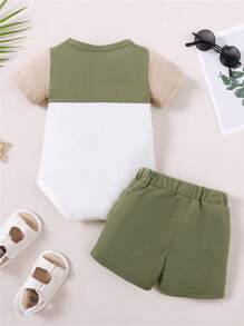 Conjunto de body y pantalones cortos para bebé niño de verano, casual con parches en forma de triángulo en mangas cortas - Verde militar - Ver 2