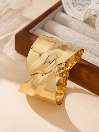 1 st europeiskt och amerikanskt mode guldpläterad ansiktsformad armring lämplig för kvinnors dagliga klädsel