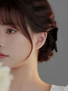 1 par Enkel Design Liten Lyxig 925 Sterling Silver Bow Knot Öronnappar Med Öronkuddar För Tjej