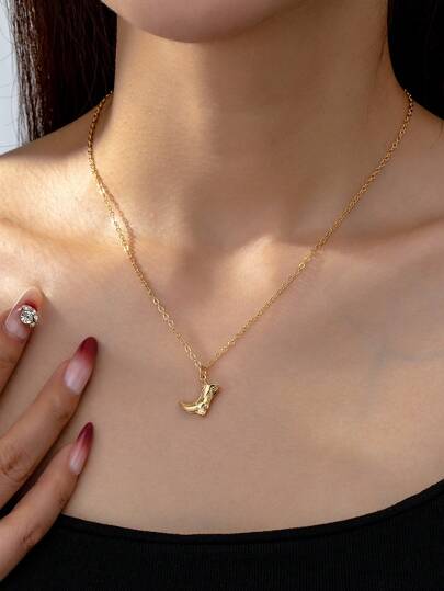 قلادة على شكل حذاء ركوب  واضح البساطة والأناقة والعمرانية والحساسة على غرار الخياطة العتيقة