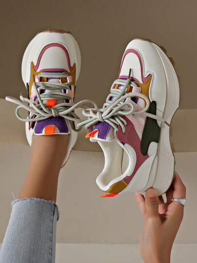 2024 Novo Estilo de Tênis Esportivo Feminino com Sola Grosseira, Tênis de Malha para Temporadas Diferentes com Estilo de Lonas Grossas e Cores Correspondentes