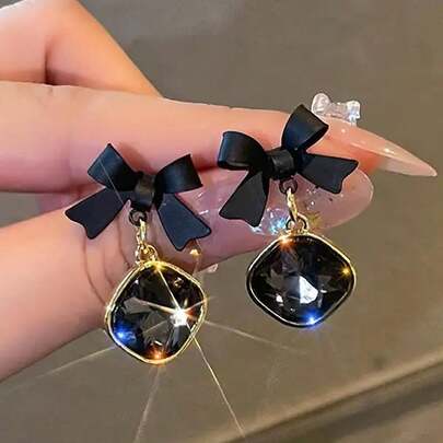 1对可爱黑色蝴蝶结方形吊坠耳环，生日礼物派对饰品，适合女孩佩戴