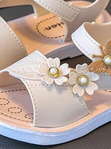 1 par de sandalias con adornos de flores lindas para niños, zapatillas de playa blancas para niñas con punta abierta, adecuadas para el verano