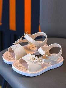 1 par de sandalias con adornos de flores lindas para niños, zapatillas de playa blancas para niñas con punta abierta, adecuadas para el verano