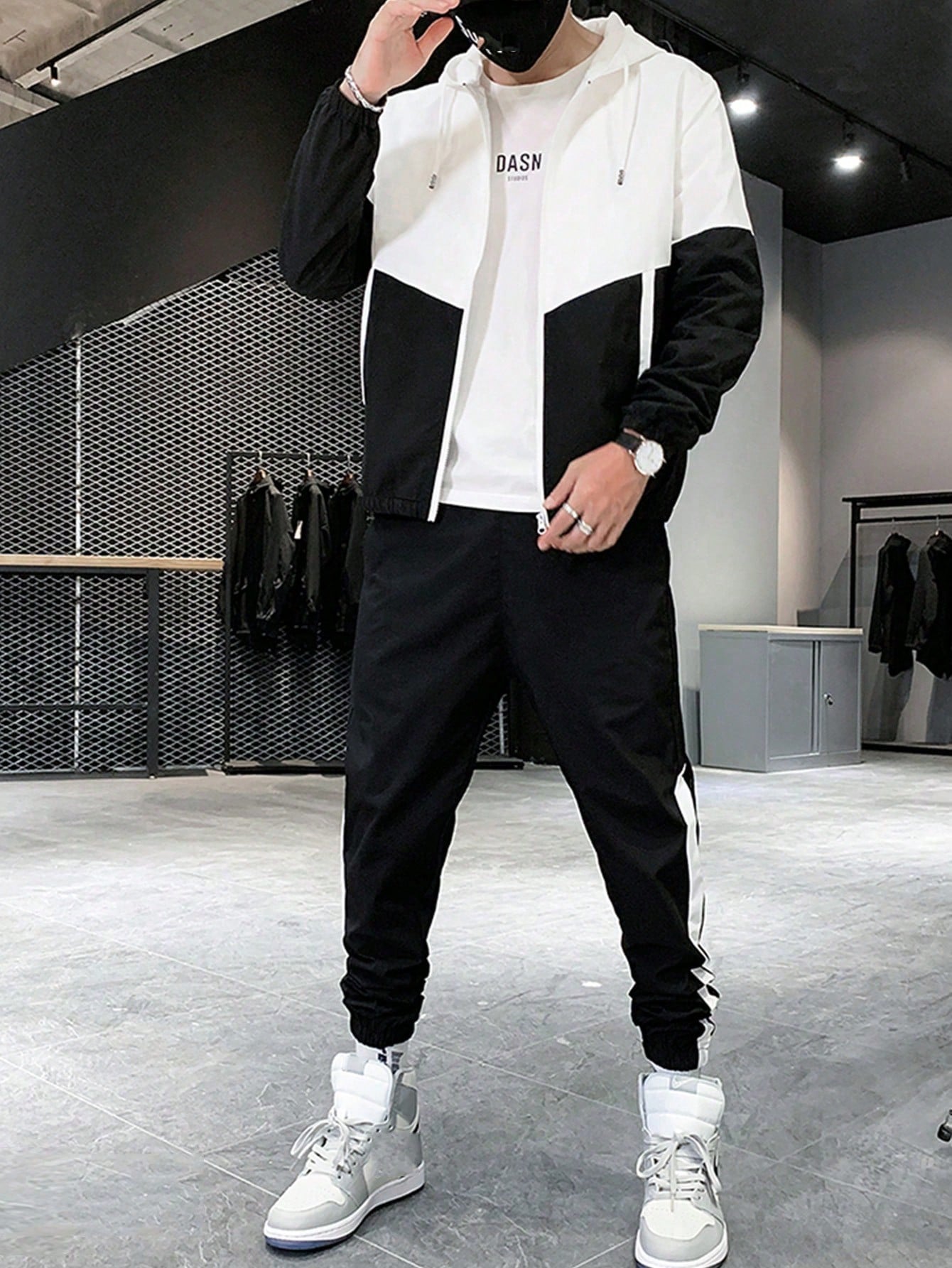 طقم رياضي لرجل مكون من قطعتين برقع ألوان من نمط ال...