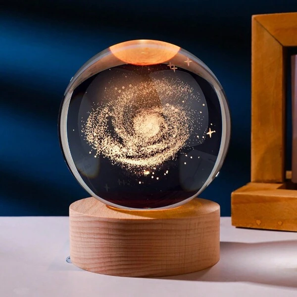 1 PIEZA Bola de cristal con luz nocturna con grabado láser 3D de estilo cósmico (2.36 pulgadas de diámetro), grabada con Saturno, planetas, la luna y el sistema solar. Combinada con la base de madera de la luz LED, es adecuada para la decoración de la sala de estar, el dormitorio, el tocador y el escritorio.
