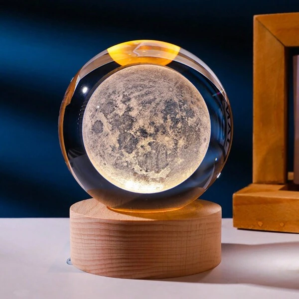 1 PIEZA Bola de cristal con luz nocturna con estilo cósmico grabada en 3D (2.36 pulgadas de diámetro) con grabados de Saturno, planetas, la luna y el sistema solar. Combinada con la base de madera de la luz LED, es adecuada para la decoración de la sala de estar, el dormitorio, el tocador y el escritorio. Regalos de cumpleaños creativos para novias, compañeras de clase, esposas, niños, recuerdos de aniversario y decoraciones artísticas de festivales