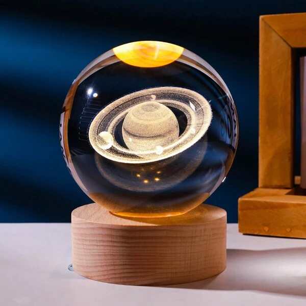 1 PIEZA Bola de cristal luz nocturna con grabado láser 3D en estilo cósmico (2,36 pulgadas de diámetro), grabada con Saturno, planetas, la luna y el sistema solar. Combinado con la base de madera de la luz LED, es adecuado para la decoración de la sala de estar, el dormitorio, el tocador y el escritorio.