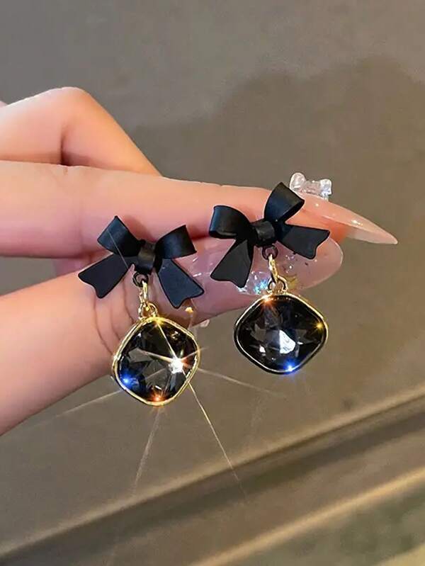 1 par de lindos pendientes colgantes cuadrados con lazo negro, joyería para fiestas de cumpleaños para niñas