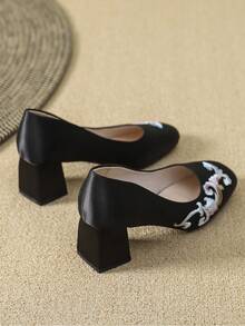 手工刺繡女鞋，厚底高跟，小尺寸34號，花和如意刺繡，搭配雲彩旗袍，檀木扇，舒適中跟，百搭款式，馬面裙，女士時尚高跟鞋，方跟，適合母親穿著 - 黑色 - 查看 5
