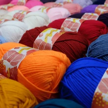 Hilo de lana seleccionado manualmente Lirisnly, 100% acrílico con brillo, colores brillantes, suave para la piel, transpirable y cómodo, ideal para tejer bufandas, sombreros, suéteres, abrigos y manualidades DIY.