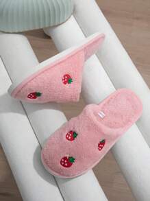 Mules de maison femme à design brodé de fraise, duveteuses. Légères et silencieuses, chaussons d'intérieur à enfiler