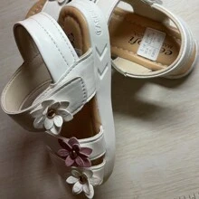 Nuovi sandali classici alla romana per bebè e ragazze, con fiore a sei petali in rilievo, disponibili in 3 colori, suola morbida antiscivolo con chiusura a strappo facile, sandali da principessa in pelle per prescolari. Nota: il motivo laterale sulla suola può variare leggermente tra le taglie [21-25, 26-29]