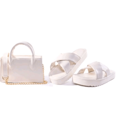 Combinação perfeita: sandálias e bolsa pretas para qualquer ocasião