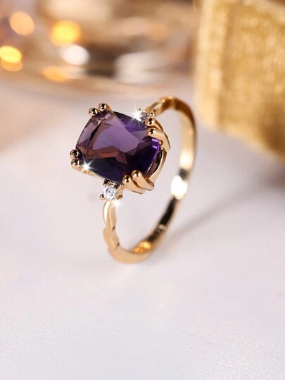 1. Chiếc nhẫn nữ thanh lịch và sang trọng với viên đá sapphire hình vuông ở trung tâm - hoàn hảo như một món trang sức độc đáo hoặc phụ kiện thời trang dành cho phái nữ, cũng như là một món quà sinh nhật hoặc phụ kiện đeo hàng ngày.
