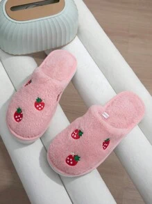 Mules de maison femme à design brodé de fraise, duveteuses. Légères et silencieuses, chaussons d'intérieur à enfiler
