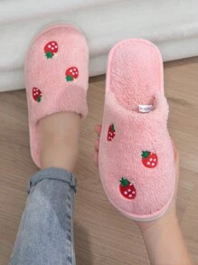 Mules de maison femme à design brodé de fraise, duveteuses. Légères et silencieuses, chaussons d'intérieur à enfiler