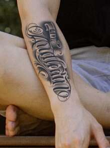 Tatouage temporaire de lettre anglaise avec décoration créative de style européen, imperméable à l'eau et à la transpiration, durée de 1 à 2 semaines, jus d'herbes réaliste et faux noir non réfléchissant tatouages ​​pour hommes, Autocollants de tatouage pour bras, poitrine, jambe, art corporel moderniste.