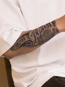 Tatouage temporaire de lettre anglaise avec décoration créative de style européen, imperméable à l'eau et à la transpiration, durée de 1 à 2 semaines, jus d'herbes réaliste et faux noir non réfléchissant tatouages ​​pour hommes, Autocollants de tatouage pour bras, poitrine, jambe, art corporel moderniste.