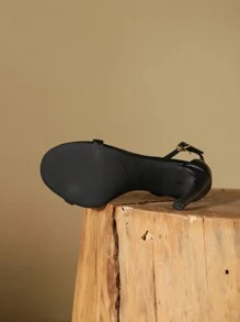 Giày sandal nữ kiểu Pháp mũi tròn gót mỏng màu đen, kiểu dáng châu Âu và Mỹ đa năng, quai cài một bên, hở mũi, gót cao gợi cảm, phù hợp với váy và giày thời trang. - màu đen - Xem 6