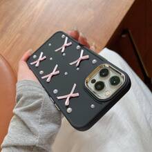 Capa de Telefone Preta com Botão Eletroplantado Iphone 16 e Laço de Pérola 3D - Preto - Visão 2