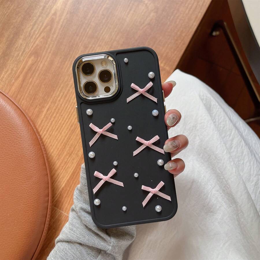 Capa de Telefone Preta com Botão Eletroplantado Iphone 16 e Laço de Pérola 3D - Preto - Visão 1