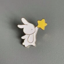 Broche de conejo blanco lindo, accesorio de hebilla con gota de aceite de estilo japonés, insignia de metal, alfiler de solapa mini, broche de aleación de dibujos animados versátil para ropa, bolso, mochila, camisas, chaquetas, joyería, accesorios de otoño-invierno, adecuado para adolescentes, jóvenes, hombres, casual, al aire libre, atlético, vacaciones, regalos de graduación, cumpleaños, uso diario, regalos divertidos para maestros