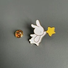 Broche de conejo blanco lindo, accesorio de hebilla con gota de aceite de estilo japonés, insignia de metal, alfiler de solapa mini, broche de aleación de dibujos animados versátil para ropa, bolso, mochila, camisas, chaquetas, joyería, accesorios de otoño-invierno, adecuado para adolescentes, jóvenes, hombres, casual, al aire libre, atlético, vacaciones, regalos de graduación, cumpleaños, uso diario, regalos divertidos para maestros