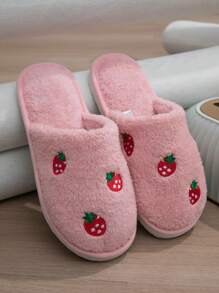 Mules de maison femme à design brodé de fraise, duveteuses. Légères et silencieuses, chaussons d'intérieur à enfiler