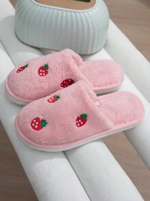 Mules de maison femme à design brodé de fraise, duveteuses. Légères et silencieuses, chaussons d'intérieur à enfiler