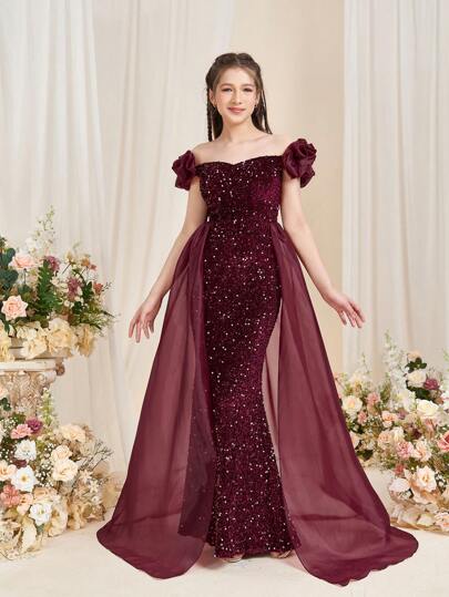 Đầm dạ hội dáng đuôi cá trễ vai thanh lịch, được trang trí bằng những đường xếp nếp và lớp vải chiffon organza mềm mại, thích hợp cho các dịp trang trọng như lễ tốt nghiệp, dạ hội.