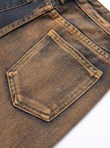 Shorts in denim alla moda e personalizzati con tasche e strappi per ragazzino, adatti per escursioni estive
