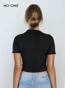 NO ONE | Camiseta playera crop top ribete en forma de lechuga tejido de canalé - Negro - Ver 2