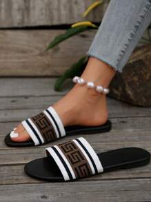 Chaussures plates décontractées pour femmes, confortables et faciles à enfiler, avec design de bride croisée style vintage, parfaites pour porter à l'extérieur et à la plage