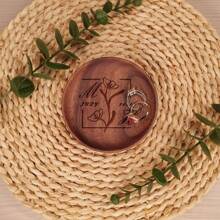 Présentoir de bijoux d'anniversaire sculpté sur bois avec fleur personnalisée et nom gravé, cadeau pour maman, cadeau personnalisé pour la fête des mères, plateau à bagues avec nom pour elle, boîte de mémoire en bois, beaux cadeaux de souvenir pour la fête des pères