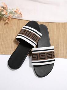 Chaussures plates décontractées pour femmes, confortables et faciles à enfiler, avec design de bride croisée style vintage, parfaites pour porter à l'extérieur et à la plage