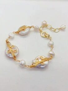 A Classic Baroque Style Faux Pearl Bracelet With Elegant Pink Tone, Suitable For Daily Outfits, Parties, And Other Formal Occasions. Suitable For Women, It Is Stylish And Fashionable. It Features Exquisite And Retro Design, Perfect Match For Various Styles Such As Cold, Light Luxury, And Workplace. A Great Accessory For Mother's Day Gift, Graduation Ceremony, And For Friends