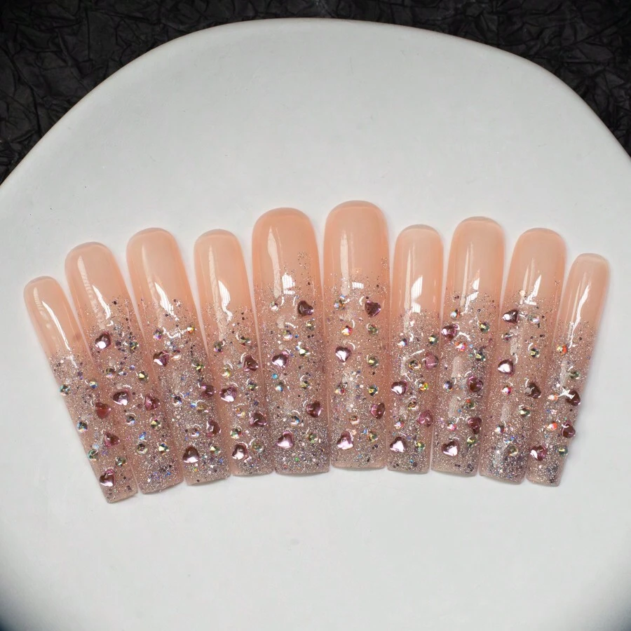 Mẹo làm móng nghệ thuật bằng acrylic dài hình chữ nhật dài theo phong cách Y2K, màu gradient lấp lánh với trái tim màu hồng và phụ kiện kim cương giả, hoàn toàn được làm thủ công để đeo. Bao gồm 10 móng tay với 3 kích cỡ, thích hợp cho các bữa tiệc, khiêu vũ và trang phục hàng ngày. Đi kèm với bộ công cụ, món quà lý tưởng cho phụ nữ và trẻ em gái. (Lưu ý: Màu sắc ngẫu nhiên cho các phụ kiện nghệ thuật làm móng) Bấm vào móng tay Đồ dùng làm móng - Màu Khaki - Xem 1