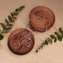 Présentoir de bijoux d'anniversaire sculpté sur bois avec fleur personnalisée et nom gravé, cadeau pour maman, cadeau personnalisé pour la fête des mères, plateau à bagues avec nom pour elle, boîte de mémoire en bois, beaux cadeaux de souvenir pour la fête des pères