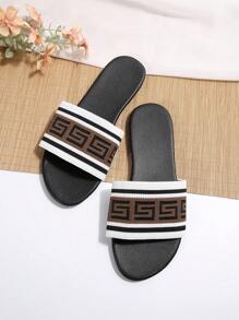 Chaussures plates décontractées pour femmes, confortables et faciles à enfiler, avec design de bride croisée style vintage, parfaites pour porter à l'extérieur et à la plage