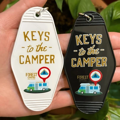 1 pièce Étiquette de clé de motel en plastique de style rétro pour le camping et les véhicules de loisirs, cadeau de pendaison de crémaillère, accessoires de voiture, breloques de sac, cadeaux scolaires, lettres, dessins animés mignons, gothiques, Y2K, pour mère, père, remise de diplôme et enseignant