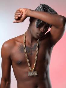 1條庞克風格的黑色字母銀行形吊墜項鍊,適合男士街頭服裝和日常穿著