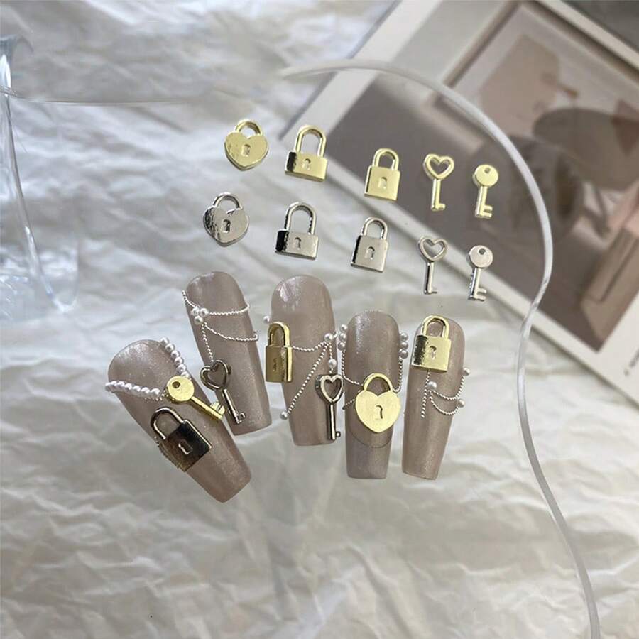 50入組心形鎖匙和鎖釘美甲裝飾，復古迷你鎖匙和鎖釘美甲裝飾，女性和女孩的美甲沙龍用品 - 彩色 - 查看 1