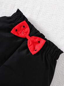 Conjunto de 2 piezas para niñas con blusa de manga corta con hombros descubiertos con estampado de corazones y shorts negros con mariposas, conjunto de moda para niños